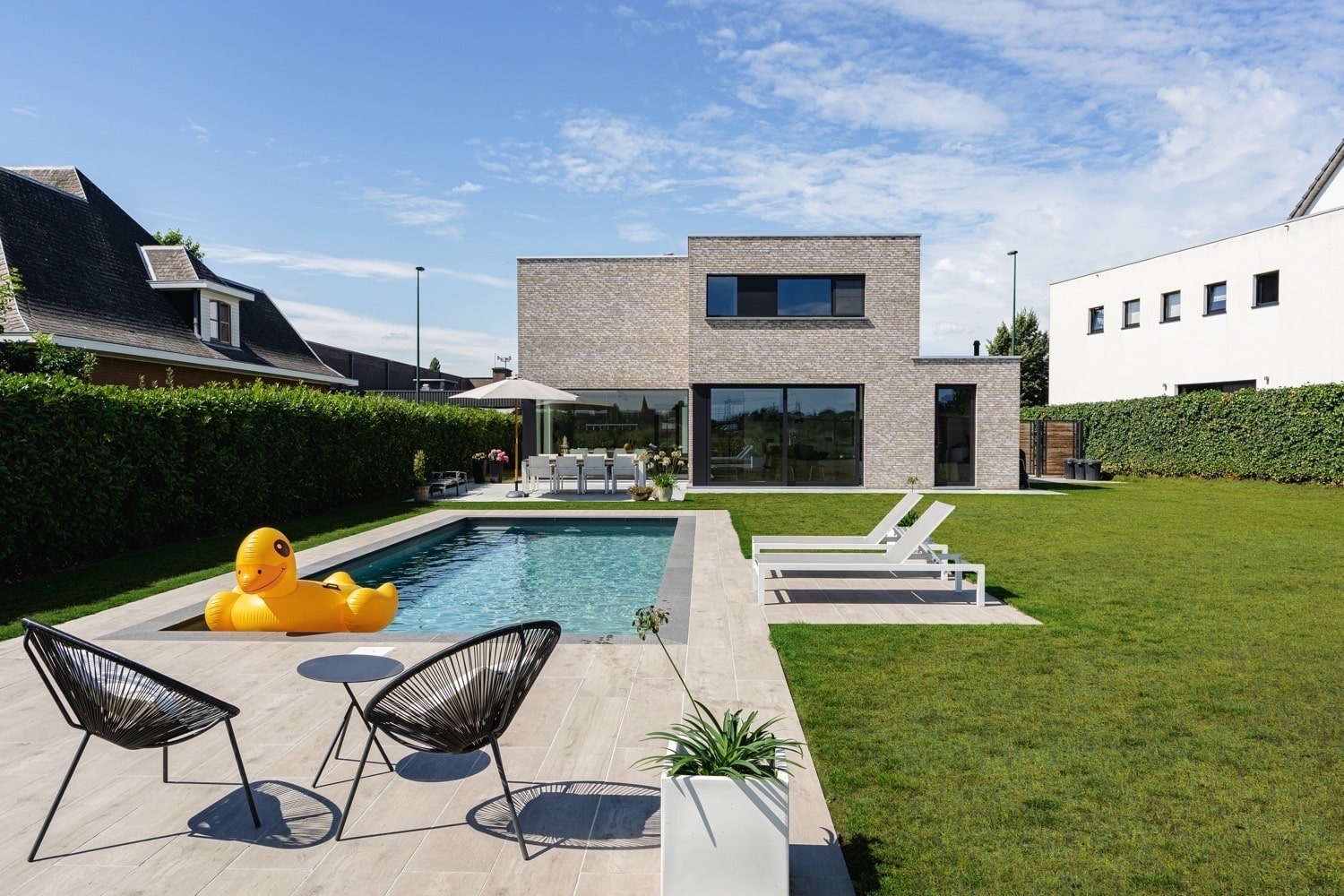 Jardin moderne avec piscine à Aalter 