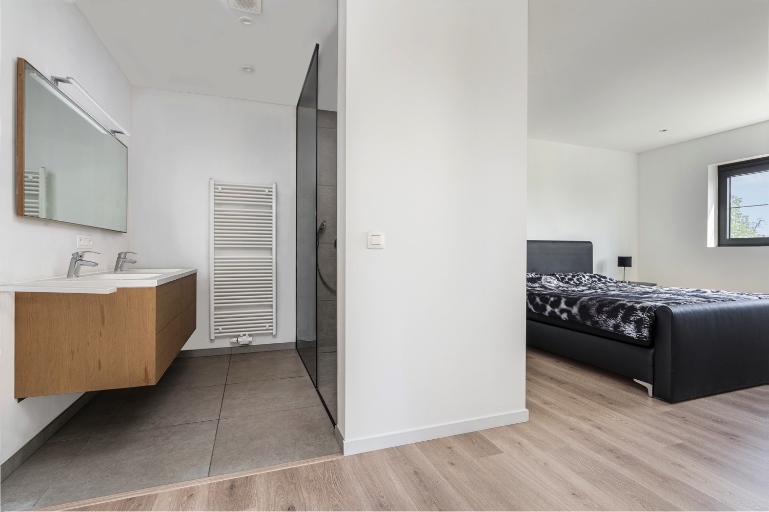 Chambre à coucher moderne avec salle de bain à Aalter 